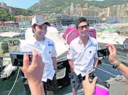 El piloto tapatío Sergio Pérez (izq.) ya vive el glamour que envuelve el Gran Premio de Mónaco. EFE  /
