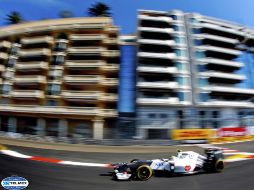 El piloto mexicano conduce su monoplaza durante la primera jornada de entrenamientos libres. EFE  /