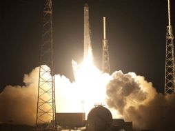 La Dragon efectuará una pirueta en torno a la EEI y se acercará los suficiente para queel brazo robótico la capture. EFE  /