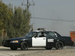 El prisonero se las arregló para llegar a la parte delantera de la patrulla y conducirla en reversa.  ARCHIVO  /
