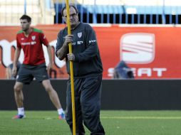 Bielsa es captado durante el último entrenamiento del equipo vasco. AFP  /