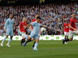 Sergio Agüero (centro) quiere seguir su carrera en el Manchester City. MEXSPORT  /