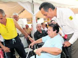 Durante el evento se entregaron 15 sillas de ruedas y 10 bastones a los asistentes. ESPECIAL  /