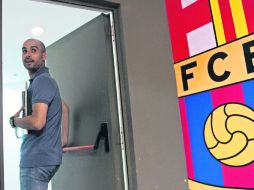 Guardiola abandona la sala de conferencias, tras charlar con los medios de comunicación. EFE  /