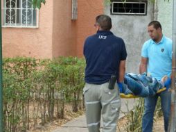 Personal del IJCF retiran el cuerpo de un hombre encontrado muerto en su domicilio en ''La Consti''.  /