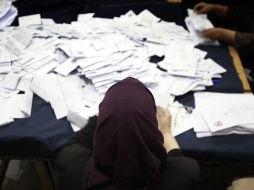 Miembros del staff electoral realizan el conteo de votos. EFE  /