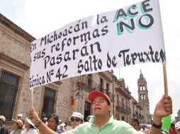Maestros de la CNTE marchan en Morelia contra la aplicación de la prueba de evaluación universal. NTX  /