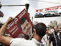 Un seguidor de Mursi sostiene un póster del candidato. AFP  /