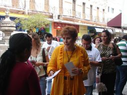 Recorrido de la candidata por el PRD, Marisela Moguel por el Mercado Corona. ESPECIAL  /