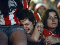 Fanática del Athletic llora desconsoladamente luego de la derrota de su equipo. REUTERS  /