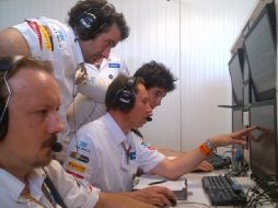 Tras la colisión, Pérez (centro, fondo) revisó junto con los ingenieros los detalles de la falla. Imagen de @OfficialSF1Team. ESPECIAL  /