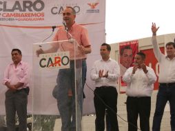 Salvador Caro durante una reunión con vecinos de la colonia Oblato. ESPECIAL  /