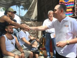 Caro Cabrera recorrió el tianguis cultural y manifestó que el es cliente frecuente y conoce las necesidades del lugar. ESPECIAL  /