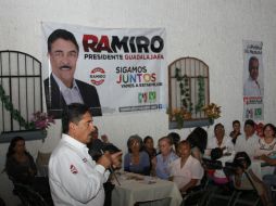 Ramiro durante una reunión con vecinos de Miravalle. ESPECIAL  /