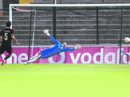 VILLANO. El arquero mexicano Liborio Sánchez poco pudo hacer en los tres goles de los franceses. MEXSPORT  /