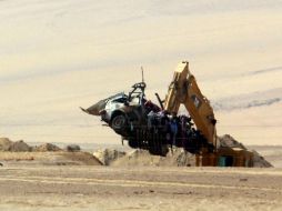 El personal del ejército chileno recupera el vehículo destruido por la mina antitanque, accidente en el que murió un civil peruano. AFP  /