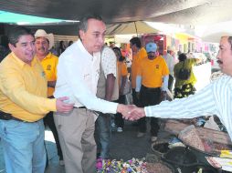 El candidato recorrió varios puntos del municipio, entre ellos el mercado. ESPECIAL  /