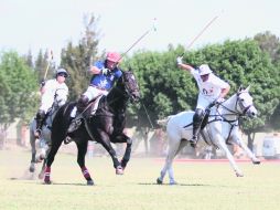GUÍA. Ricardo Garibay (derecha), con tres anotaciones, condujo a Tequila Herradura a la corona.  /