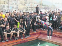 ¡Al agua!. El piloto australiano Mark Webber celebra su triunfo en Mónaco echándose un chapuzón en la alberca de Red Bull. EFE  /