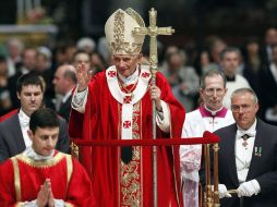 El Papa Benedicto XVI saluda a los feligreses durante la misa de Pentecostés. EFE  /