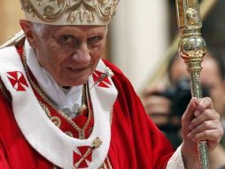 Benedicto XVI durante la misa de Pentecostés celebrada en la basílica de San Pedro. EFE  /