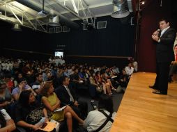 Aristóteles, durante un encuentro con estudiantes de la Universidad de Especialidades. ESPECIAL  /