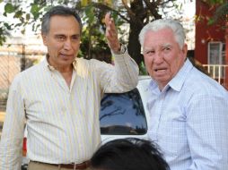 El candidato del PRD escuchó peticiones de colonos durante su gira por Zapopan. ESPECIAL  /