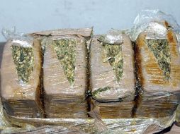 La droga estaba distribuida en cinco paquetes con un peso total de 25.905 kilogramos del estupefaciente. ARCHIVO  /
