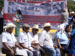 Ex-braceros de Oaxaca protestando mediante bloqueo vial por sus derechos. ARCHIVO  /