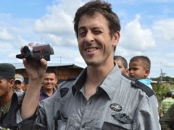 A Langlois  se le observa sonriente mientras el mismo graba un video de su liberación. AFP  /