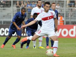 Tevfik Kose anota por la vía del penal el gol de Turquía en el partido. AFP  /
