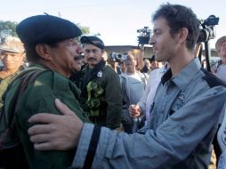 El periodista Langlois se despide de un líder de las FARC. EFE  /