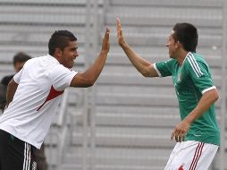 Miguel Ponce y Héctor Herrera se dan la mano luego de un gol de México ante Holanda. AP  /