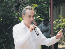 Fernando Garza realizó ayer un recorrido por la Colonia Las Huertas, en Tlaquepaque. ESPECIAL  /