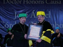 El rector Jaime Valls Esponda (izq), impuso las insignias al titular de la SEP, José Ángel Córdova (der). ESPECIAL  /