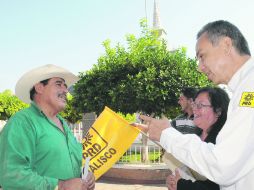 Durante su visita al municipio de Guachinango, Fernando Garza propuso tener presencia policial en carreteras de la Entidad. ESPECIAL  /