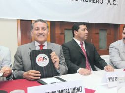 Arturo Zamora Jiménez muestra en la funda de su computadora un logo de su candidato a gobernador, el priista Aristóteles Sandoval.  /