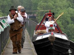 Joanne Gregory viaja a través del Acueducto Pontcysyllte con la llama olímpica. ARCHIVO  /