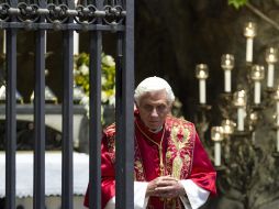El Papa Benedicto XVI tras orar frente a la réplica de la Gruta de Lourdes. EFE  /