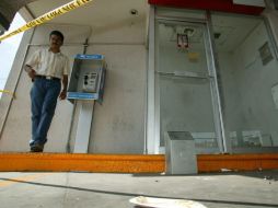 Los ladrones amagaron a los empleados mientran ''cargaban'' a una camioneta el cajero automático. ARCHIVO  /