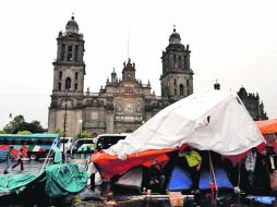 27 personas sufrieron daños por golpes con  tubos y palos que volaban. NTX  /