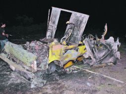 Así quedó la camioneta repartidora de productos de las PepsiCo que fue interceptada en la carretera Morelia-Pátzcuaro. EL UNIVERSAL  /