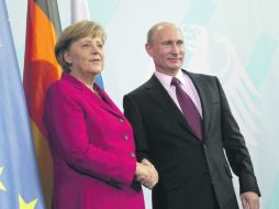 Angela Merkel, saluda al presidente ruso, Vladimir Putin, quien en mayo inició un tercer mandato. EFE  /
