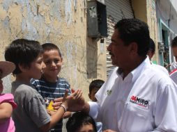 El aspirante a ganar el ayuntamiento de Guadalajara, en su recorrido por Colonia Americana. ESPECIAL  /