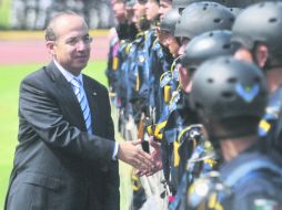 El ejecutivo saluda a fuerzas federales en la ceremonia que encabezó con motivo del Día del Policía. EFE  /