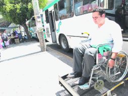 Los usuarios del transporte público adaptado tienen que esperar hasta hora y media para abordar las unidades.  /