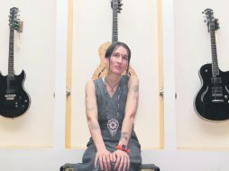 EN SU ELEMENTO. Andrea Echeverri recibió un homenaje entre alumnos de la escuela Hermes Music y probó instrumentos.  /