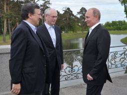 El presidente ruso, Vladimir Putin, charló con el presidente de la Comisión Europea  y el presidente del Consejo Europeo. EFE  /