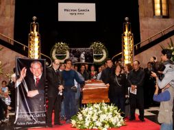 Familiares y amigos de Héctor García colocaron un moño negro en su galería de la colonia Periodistas. NOTIMEX  /