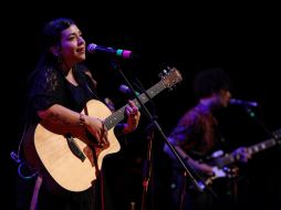 En la imagen Carla Morrison en el concierto de clausura del FIM, donde cantaron también Andrea Echeverri y Camila Moreno.  /
